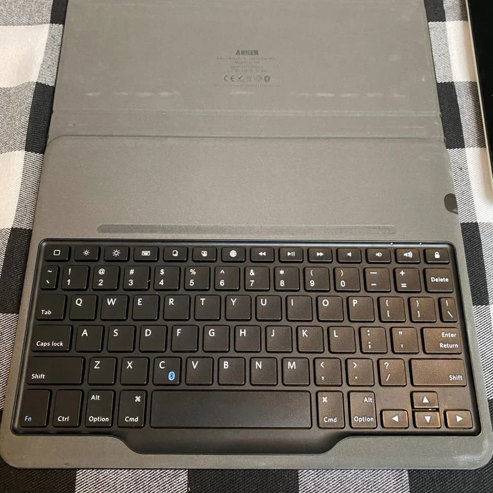 APPLE Ipad - 64GB Wifi & Cellular Model, with Bluetooth ANKER Keyboard Case - Picture 10 of 13